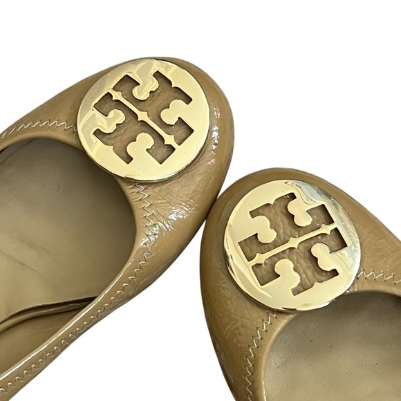 TORY BURCH Logo Ballet Flat Gold Reva Patent Iced Coffee Tan Beige Size 6.5 - Picture 4 of 13